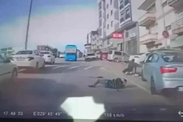 Otomobili ile çarptığı 3 kişiyi yaralayan sürücü: ... Otomobili ile çarptığı 3 kişiyi yaralayan sürücü: ...