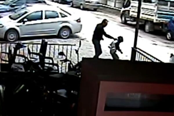 ‘Bahçeye zarar veriyorsun’ dedi…...