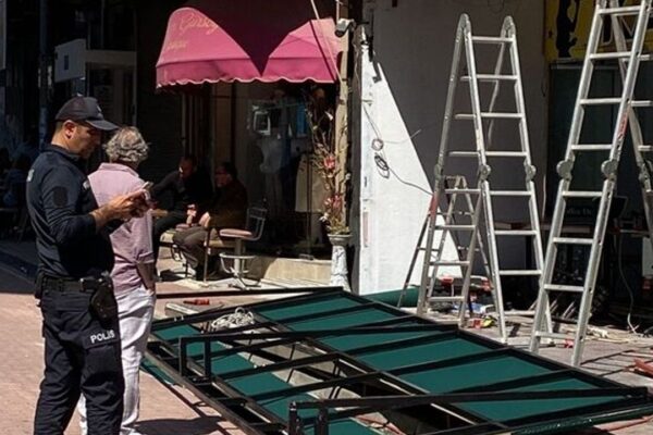 Tabela asarken üzerine demir profil düşen işçi yar...