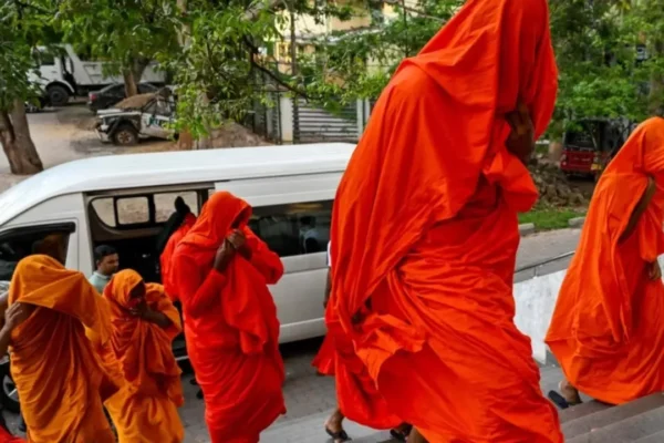 Sri Lankalı kesişler gözaltında: Bavullarında 110 ... Sri Lankalı kesişler gözaltında: Bavullarında 110 ...