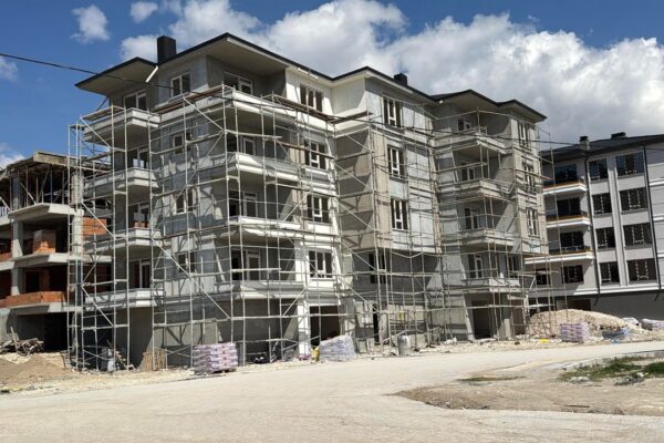 İskeleden düşen 2 işçi yaralandı