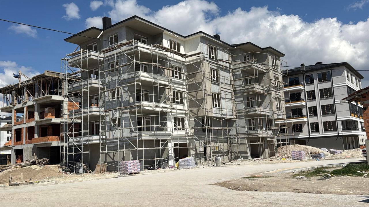 İskeleden düşen 2 işçi yaralandı