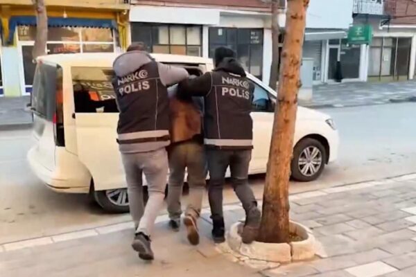 71 ilde uyuşturucu operasyonu: 373 kişi tutuklandı 71 ilde uyuşturucu operasyonu: 373 kişi tutuklandı