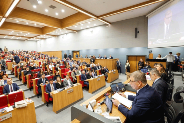 İzmir Büyükşehir’de komisyon dağılımı…...