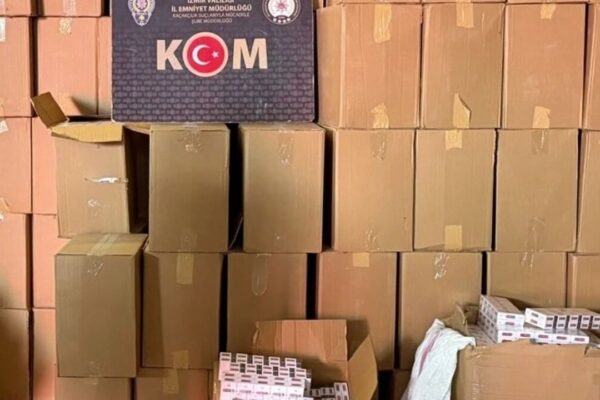 İzmir’de dev kaçakçılık operasyonu: 1 milyon 850 b... İzmir’de dev kaçakçılık operasyonu: 1 milyon 850 b...