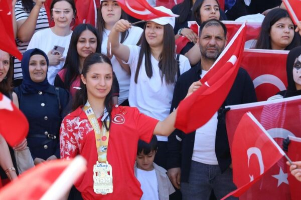 Avrupa Şampiyonu Nehir’e Turgutlu’da coşkulu karşı... Avrupa Şampiyonu Nehir’e Turgutlu’da coşkulu karşı...