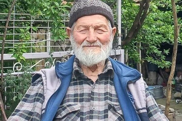 Camiye giderken yolda can verdi… Yaşlı adamı... Camiye giderken yolda can verdi… Yaşlı adamı...