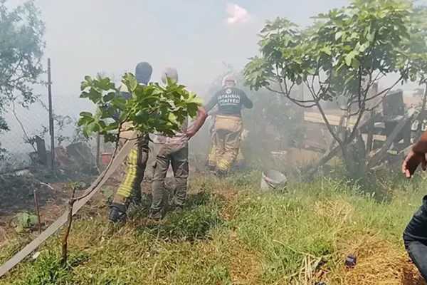 Otlukta çıkan yangın gecekonduya sıçradı Otlukta çıkan yangın gecekonduya sıçradı