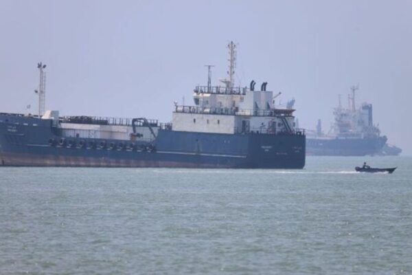 Hürmüz’den izinsiz geçen 3 tanker durduruldu