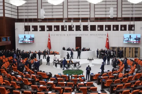 Meclis’te sandalye dağılımı değişti! Meclis’te sandalye dağılımı değişti!