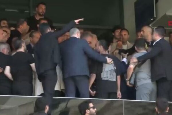 Fenerbahçe genel kurulunda gerginlik!