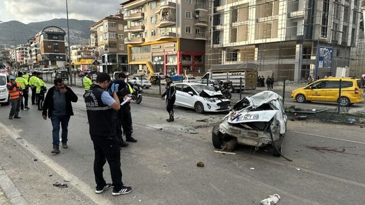 3 aracın karıştığı kazada 2 kişi yaralandı!