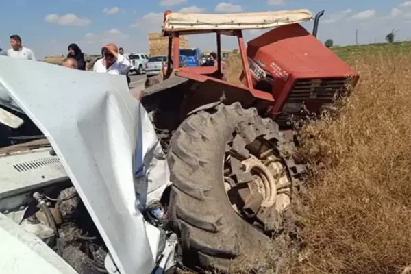 Otomobil park halindeki traktöre çarptı: 3 ölü, 1 ... Otomobil park halindeki traktöre çarptı: 3 ölü, 1 ...