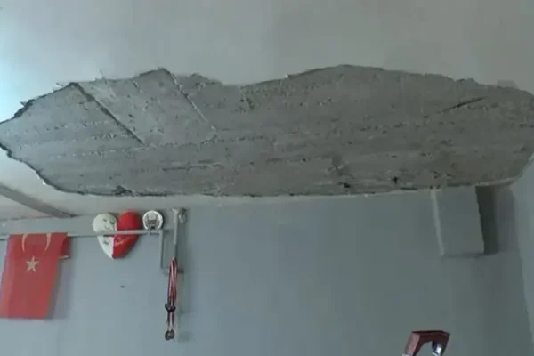Evin tavanı oyun oynayan çocuğun üzerine çöktü!