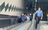 Faciadan dönüldü: Görme engelli kişi metro rayları... Faciadan dönüldü: Görme engelli kişi metro rayları...