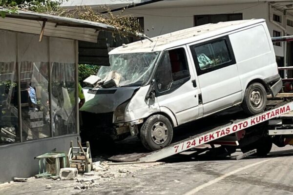 Feci ölüm: Kıraathanede otururken minibüs çarptı! Feci ölüm: Kıraathanede otururken minibüs çarptı!