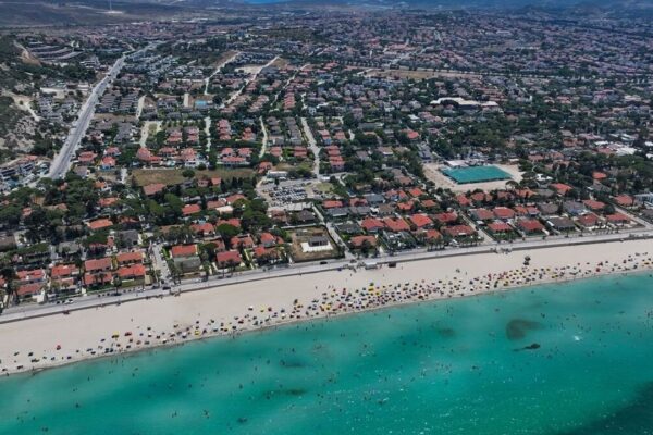 Çeşme’de plajlar doldu: Tatilciler serinliği... Çeşme’de plajlar doldu: Tatilciler serinliği...