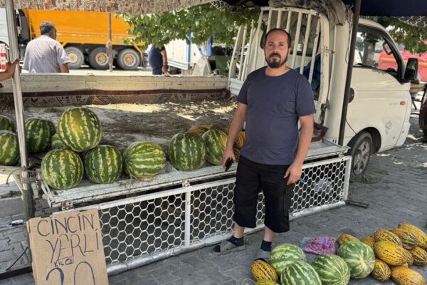 Karpuzları ezen sürücüye para cezası Karpuzları ezen sürücüye para cezası