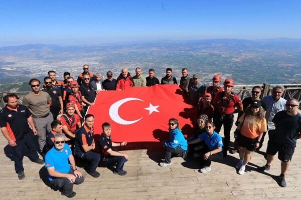 Spil Dağı zirvesindeki Türk bayrağı 15 Temmuz dola... Spil Dağı zirvesindeki Türk bayrağı 15 Temmuz dola...