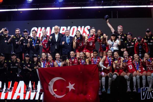 Filenin Sultanları kupayla yurda döndü Filenin Sultanları kupayla yurda döndü
