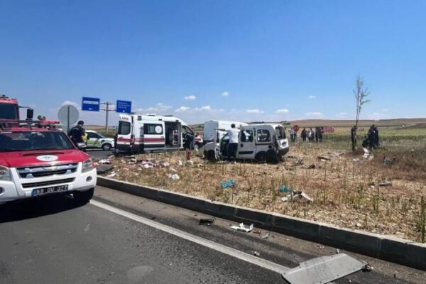 Kamyon ile hafif ticari araç çarpıştı: 2 ölü, 3 ya... Kamyon ile hafif ticari araç çarpıştı: 2 ölü, 3 ya...