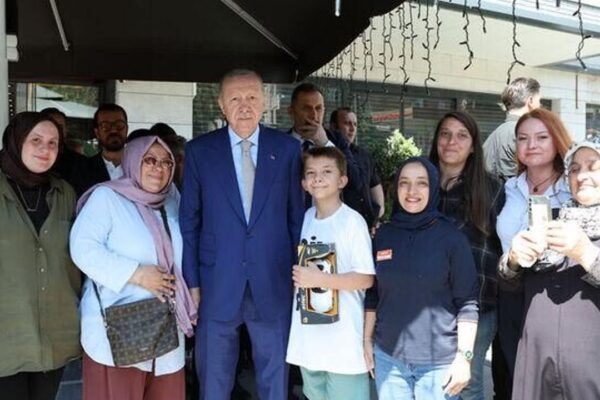 Cumhurbaşkanı Erdoğan, Çengelköy’de esnafı z... Cumhurbaşkanı Erdoğan, Çengelköy’de esnafı z...