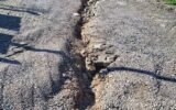 Karaburun’da site sakinlerinden bozuk yol te... Karaburun’da site sakinlerinden bozuk yol te...
