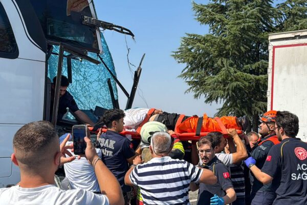 Uşak-İzmir yolundaki kazada şoför tutuklandı! Uşak-İzmir yolundaki kazada şoför tutuklandı!