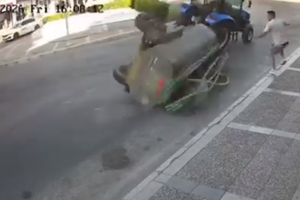 İzmir’de ölümden saniyelerle kurtuldu! İzmir’de ölümden saniyelerle kurtuldu!
