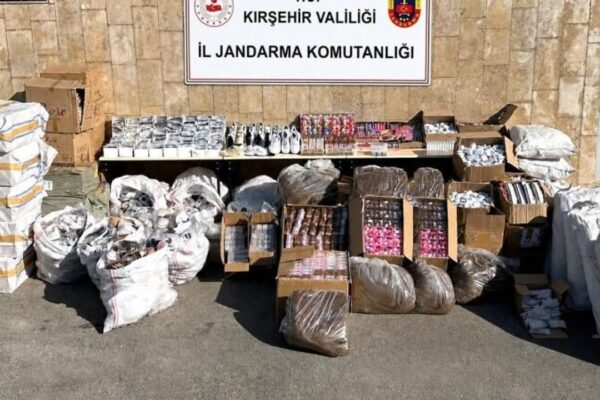 Kaçak sevkiyata geçit yok: Binlerce ürün ele geçir... Kaçak sevkiyata geçit yok: Binlerce ürün ele geçir...
