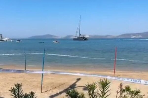 Deniz suyu alarmı: Güllük Halk Plajı kapatıldı Deniz suyu alarmı: Güllük Halk Plajı kapatıldı
