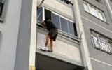 14 yıl hapis cezası vardı: Torbacı balkondan sarka... 14 yıl hapis cezası vardı: Torbacı balkondan sarka...